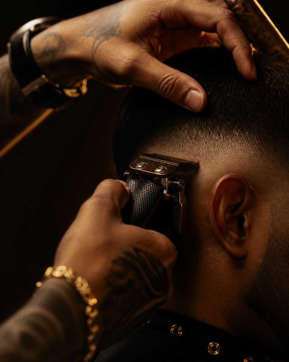 Barberare klipper en exakt skin fade